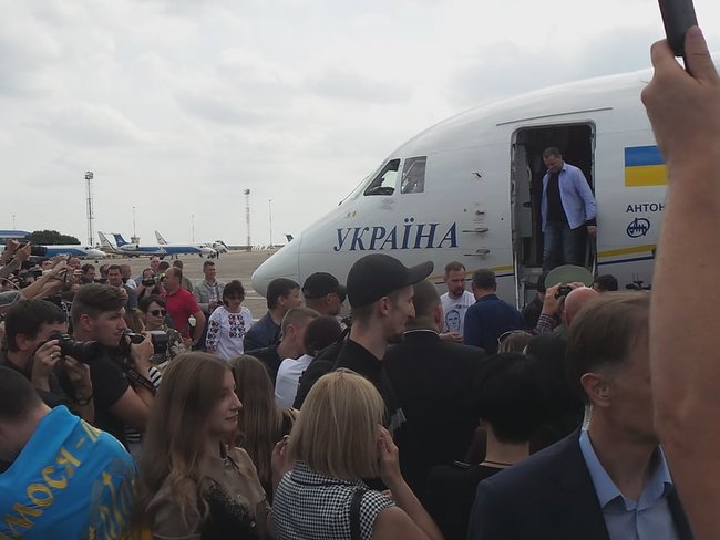 Звільнені українці прилетіли до Києва 18