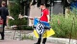 Чоловік у Києві стояв із нацистською символікою