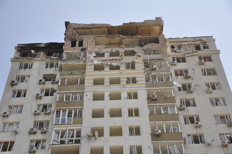 Нічна російська атака на Київ: У будинку в Голосіївському районі пошкоджено 12 квартир 14