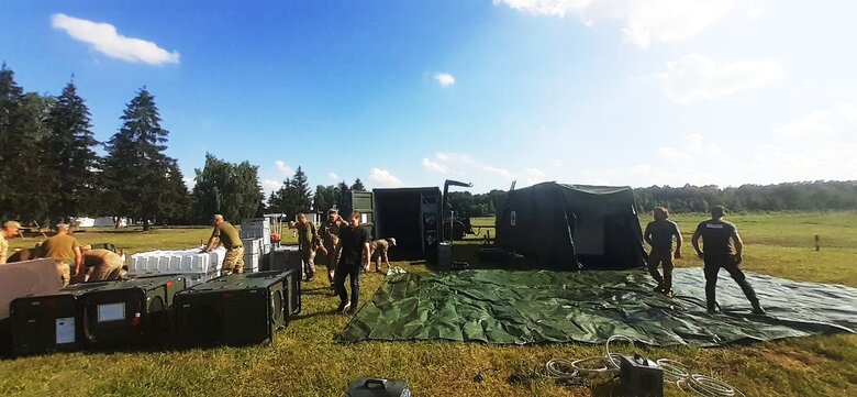 Нідерланди передали Україні мобільний госпіталь 03
