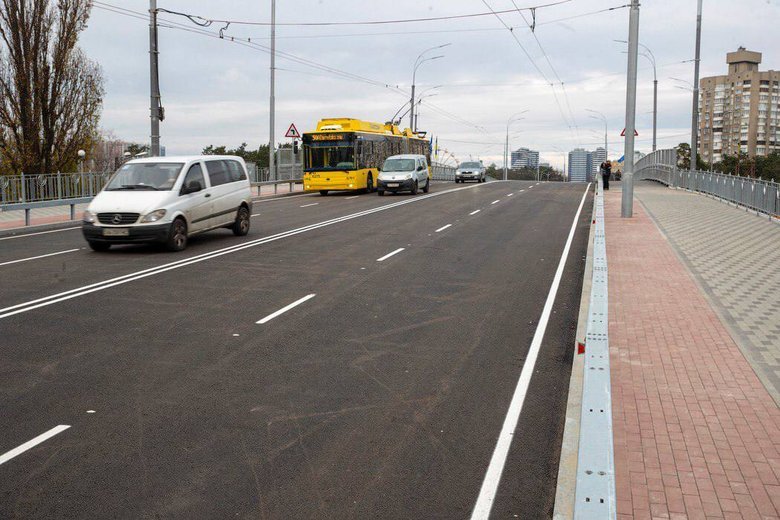 У Києві відкрили рух оновленим шляхопроводом біля метро "Дарниця"