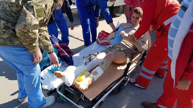 Десятьох поранених військовослужбовців доставили літаком до Одеси, пятеро з них у важкому стані 03