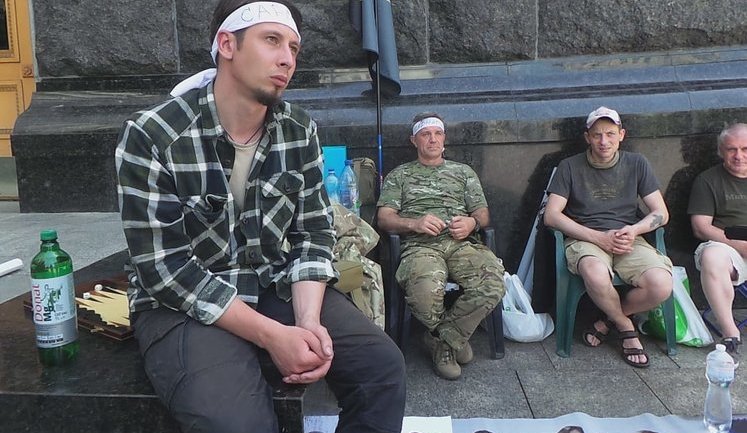 Вбивці Олешка просто в суді погрожували його дружині і нам як свідкам убивства, але їх все одно відпустили, - побратими Сармата продовжують голодування під ОП. ВІДЕО+ФОТО