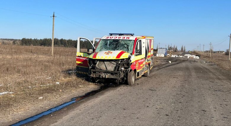 Війська РФ вдарили по рятувальниках, які шукали людей під завалами адміністрації на Харківщині, - ДСНС 03