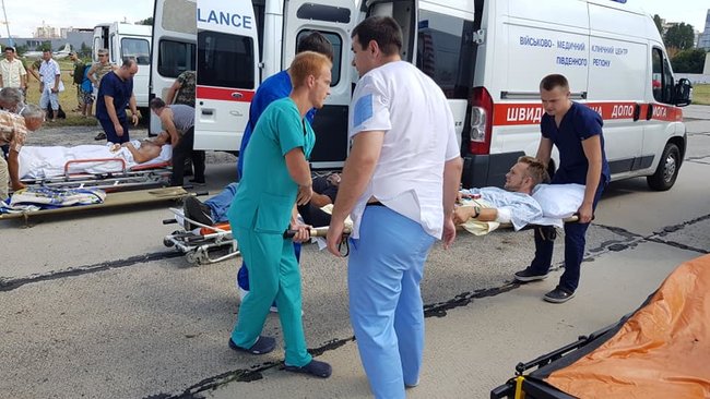 Борт із 24 пораненими українськими воїнами прибув до Одеси, троє - важких, - волонтер Танцюра 07