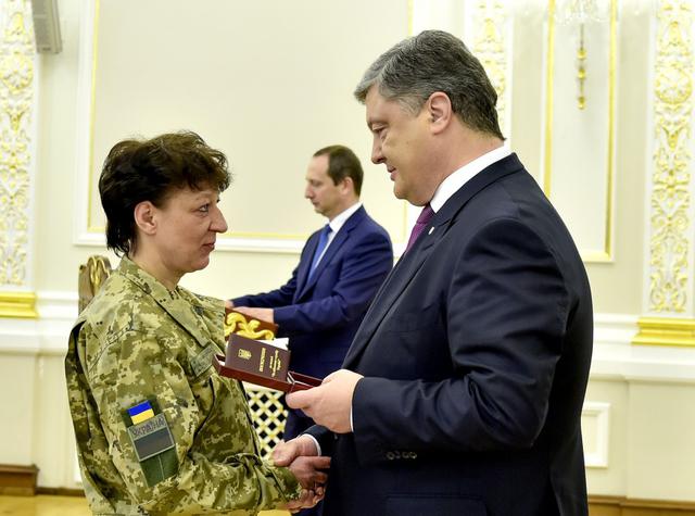 Порошенко наградил выдающихся украинок 06