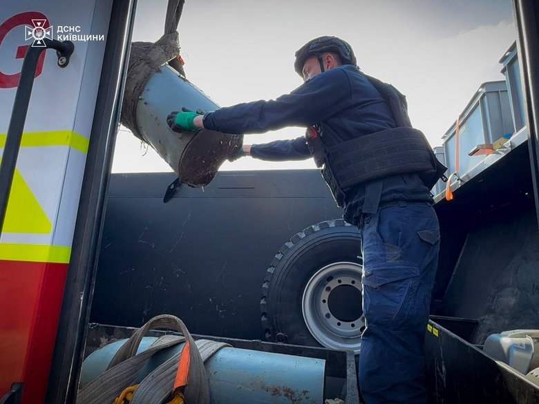 Сапери ДСНС виявили та знешкодили дві бойові частини ракети Х-101 у Тетіївській громаді на Київщині