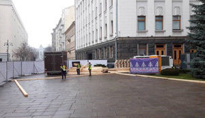 Под Офисом Президента устанавливают каток. ФОТО