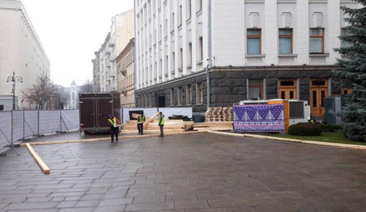 Под Офисом Президента устанавливают каток. ФОТО