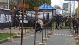 Активисты установили у посольства РФ кресты в память о жертвах Голодомора. ВИДЕО+ФОТОрепортаж