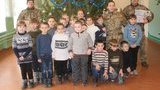 Солодощі, канцелярія, книжки, іграшки, - військовослужбовці ООС привітали дітей Луганщини з Різдвом. ФОТОрепортаж
