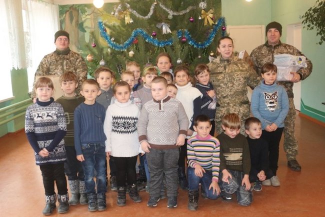 Сладости, канцелярия, книги, игрушки, - военнослужащие ООС поздравили детей Луганщины с Рождеством 04