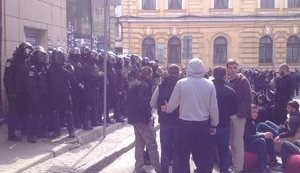 Police force back activists blocking Russian Sberbank outlet in Kharkiv. VIDEO+PHOTOS