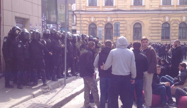 Police force back activists blocking Russian Sberbank outlet in Kharkiv. VIDEO+PHOTOS