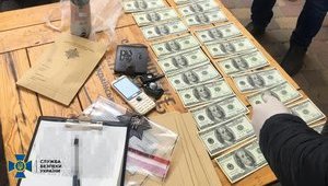 СБУ разоблачила канал сбыта поддельных долларов высокого качества