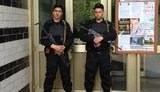 К оппозиционерам в Москве пришли люди с автоматами: обыскивают даже детские вещи. ФОТОрепортаж