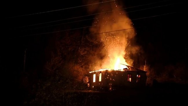 Вірмени тікають із Карабаху, спалюючи свої будинки 01