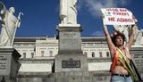 Пенсионерка топлес пожелала авторам реформы до нее, "сук@м, не дожить". ФОТОрепортаж