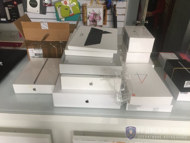 В інтернет-магазині, через який реалізовували техніку невідомого походження під виглядом відомих торгових марок, вилучено ТМЦ вартістю понад 24,4 млн грн і велику суму готівки 03