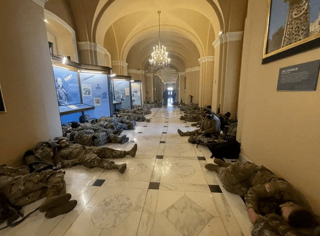 Импичмент Трампа: Капитолий охраняют сотни нацгвардейцев 11