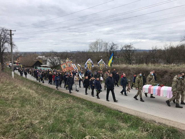 У Чернівецькій області попрощалися із загиблим у зоні ООС воїном 10-ї ОГШБр Ярославом Карлійчуком 07 У Чернівецькій області попрощалися із загиблим у зоні ООС воїном 10-ї ОГШБр Ярославом Карлійчуком 07