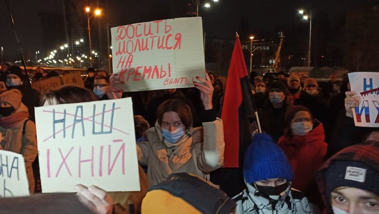 Біля телеканалу НАШ в Києві відбулась акція Вимкніть зброю Росії з вимогою санкцій проти Мураєва 11