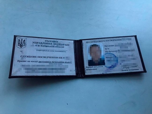 У чиновника-хабарника Держпраці Київської області вилучили 70 тис. грн на робочому місці та понад $120 тис. - удома, - СБУ 04