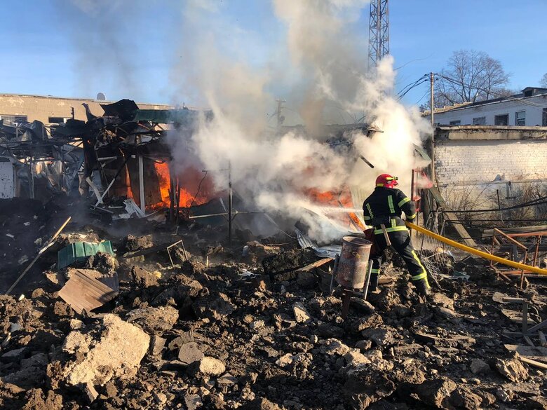 Удар по Шевченковому: загинула 60-річна жінка, розбір завалів триває 03