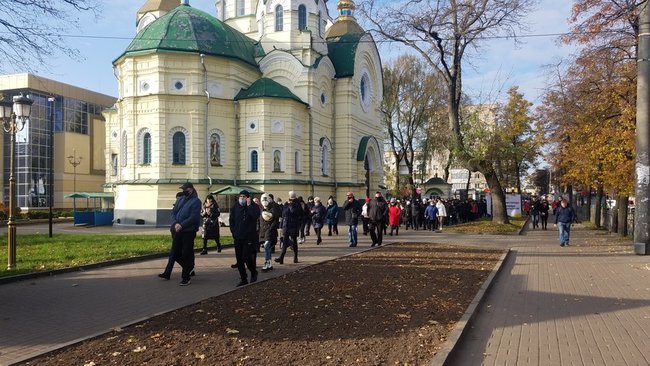 Предприниматели в Ривне пикетируют мэрию в знак протеста против карантина выходного дня: Не просим помощи - требуем не мешать 04