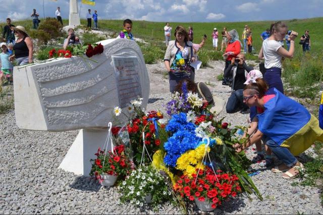Память екіпажу збитого бойовиками в 2014 році Ан-30Б вшанували під Словянськом: Він ішов від села, ліг на праве крило, щоб не впасти на селище 01