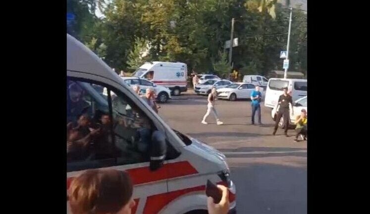 Под Шевченковским судом в Киеве раздался второй взрыв, полиция вызвала к суду скорую помощь. ВИДЕО