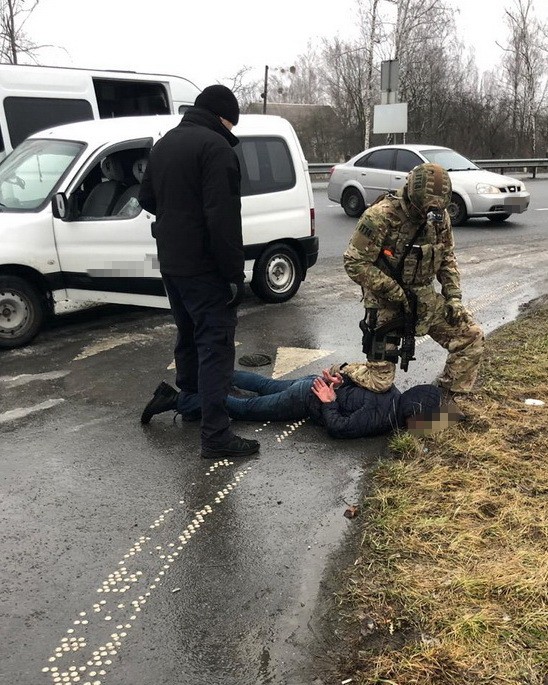 Двое ранее судимых мужчин наладили на Житомирщине сбыт похищенных из воинской части оружия и боеприпасов, - СБУ 02 Двое ранее судимых мужчин наладили на Житомирщине сбыт похищенных из воинской части оружия и боеприпасов, - СБУ 02