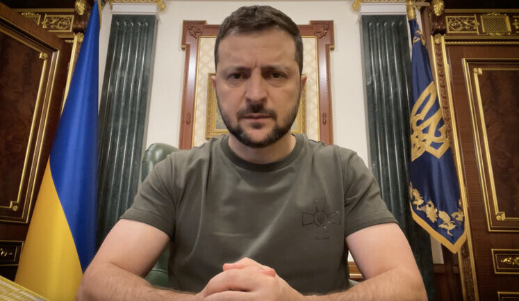 Закликаю водіїв та пішоходів бути уважними у темну пору доби, - Зеленський
