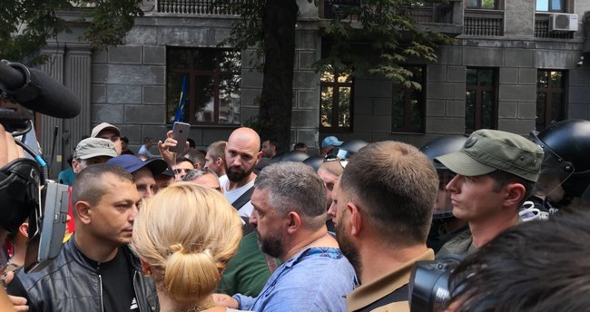 Автомобиль нардепа Павла Пинзеника сбил человека во время перекрытия протестующими дорог возле Верховной Рады 02