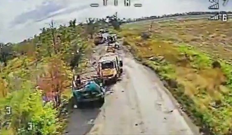 Півсотні знищених російських бронемашин та військових автомобілів стоять на узбіччі дороги поблизу Покровська. ВIДЕО