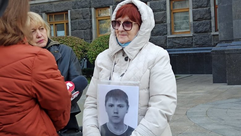 Україно, МИ Є: рідні українських полонених і зниклих без вісті на Донбасі пікетують ОП - матері заявили, що стоятимуть на Банковій 72 години 17 Україно, МИ Є: рідні українських полонених і зниклих без вісті на Донбасі пікетують ОП - матері заявили, що стоятимуть на Банковій 72 години 17