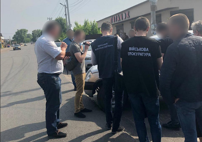 ДБР затримало співробітника Київтрансгазу на хабарі $12 тис. 01