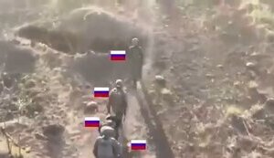 Оккупанты бросают носилки со своим раненым соратником и убегают. ВИДЕО