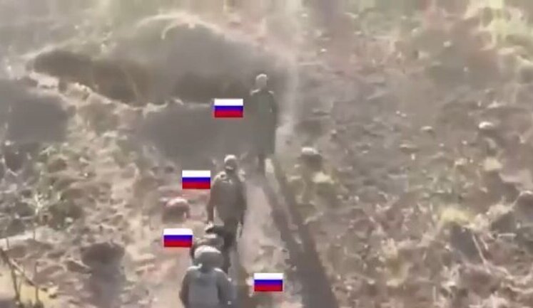 Оккупанты бросают носилки со своим раненым соратником и убегают. ВИДЕО