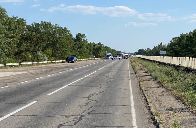 Незадоволені карантинними обмеженнями працівники розважальних закладів перекривали міст через Дніпро в Херсонській області 05