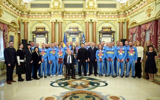 Зеленський зустрівся з українськими паралімпійцями: відзначив орденами та медалями