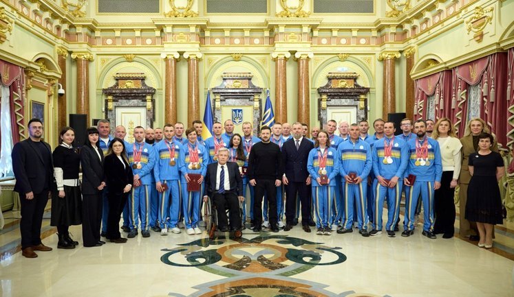 Зеленский встретился с украинскими паралимпийцами: наградил их орденами и медалями