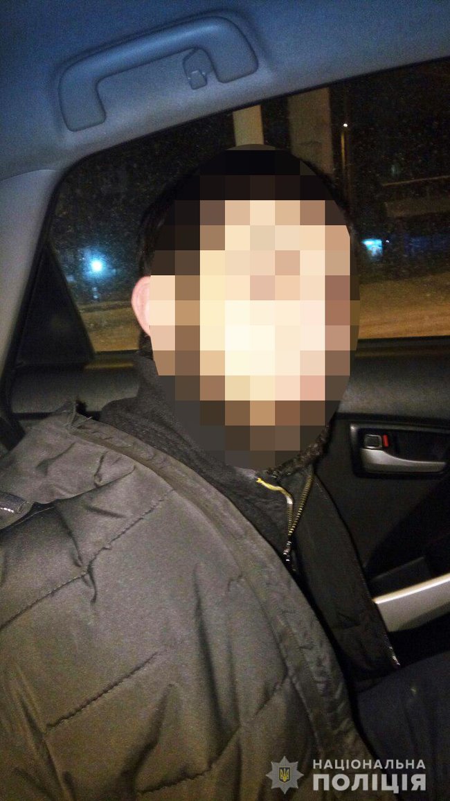 Полиция в Киеве задержала троих иностранцев, напавших на таксиста с ножом и угнавших его автомобиль 04