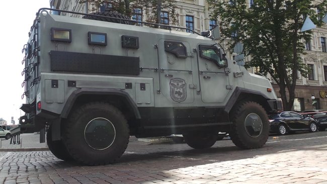 Захват банка в Киеве: спецтранспорт, нацгвардейцы, спецназ 19