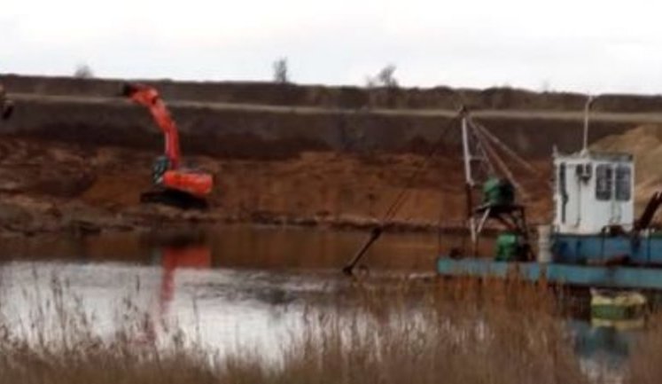 Окупанти в Криму знищили частину дамби сховища отруйних відходів: регіону загрожує екологічна катастрофа. ВІДЕО+ФОТОрепортаж