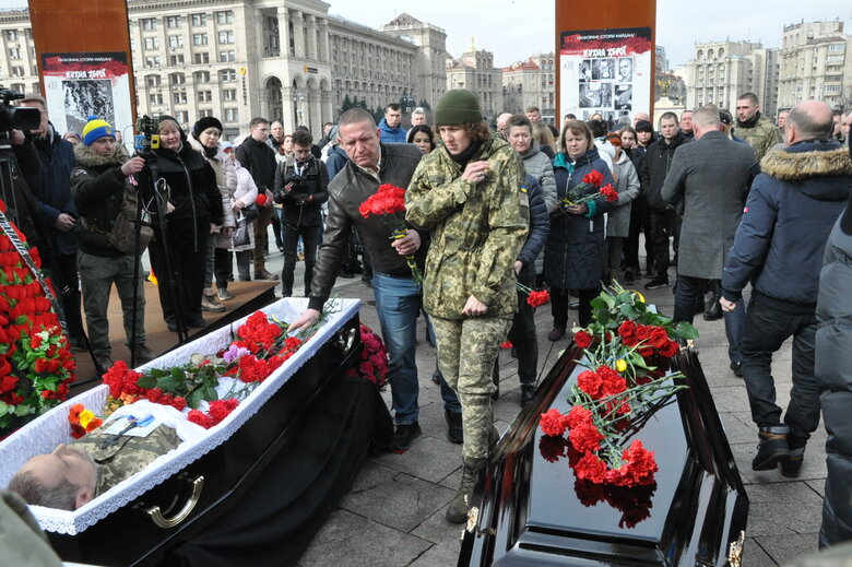 Із воїнами Олегом та Микитою Хомюками попрощалися у Києві: Батько та син загинули в бою проти окупантів під Бахмутом 09