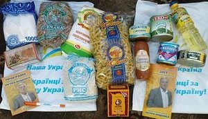 Yushchenko Caught Bribing Voters With Food in his Native Sumy Oblast. PHOTOS