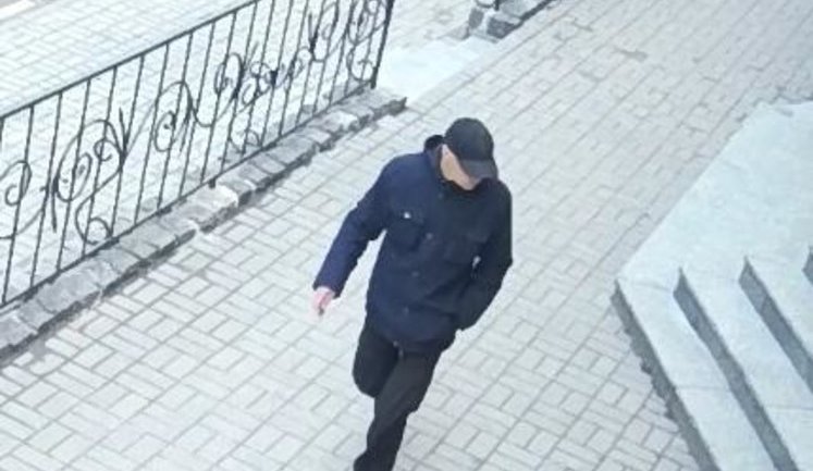 Бейсболка, берці, широкий крок: фоторобот і прикмети ймовірного нападника на журналіста Комарова. ФОТО