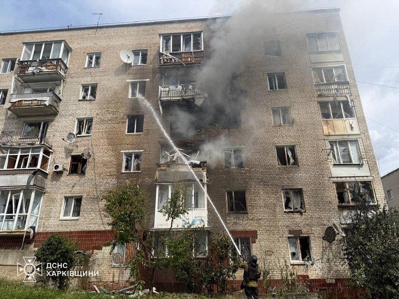 РФ вдарила по будинку в Ізюмі: загинула людина, є постраждалі