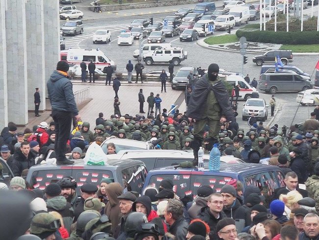 Автомобіль зі Саакашвілі заблоковано, поліція спробувала прорватися, але безуспішно, застосовується газ 25